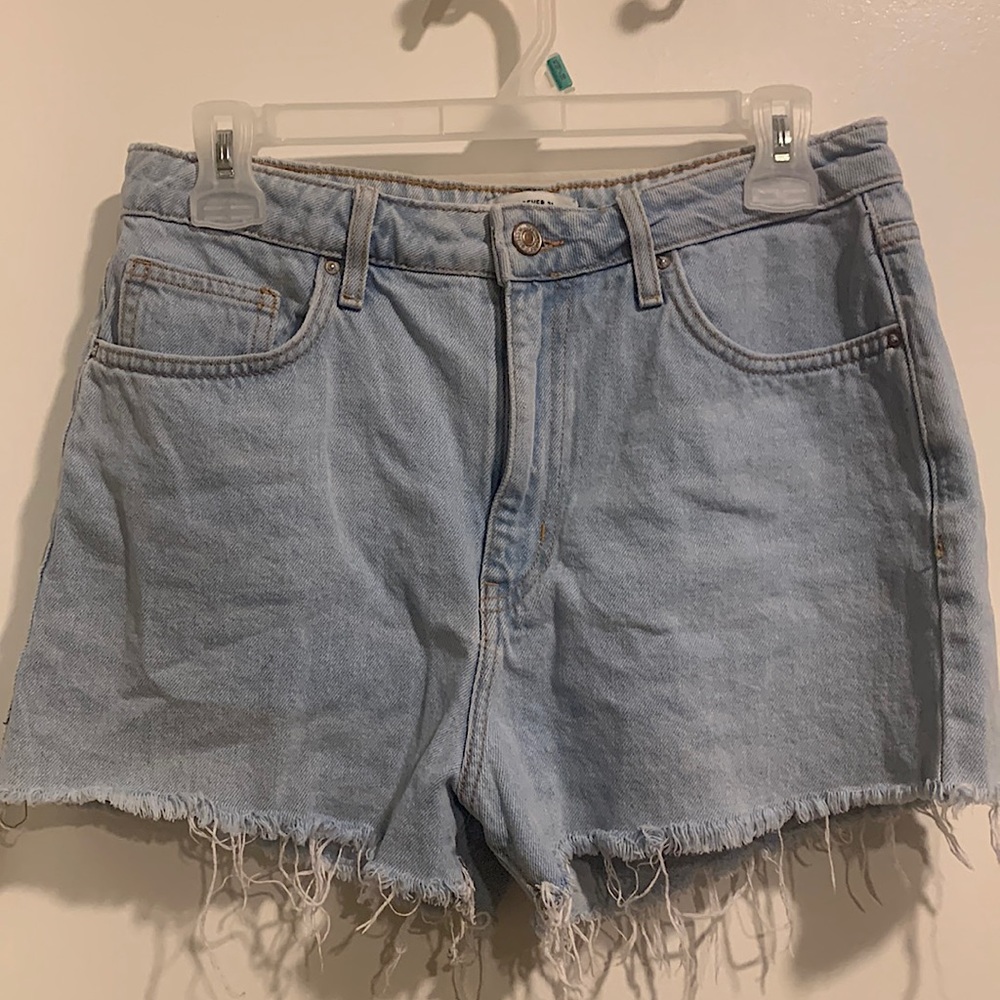 Cute distressed jean shorts size 28 fits like a small to medium forever 21
